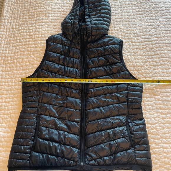 Old Navy Active Black Hooded Vest - Picture 3 of 5